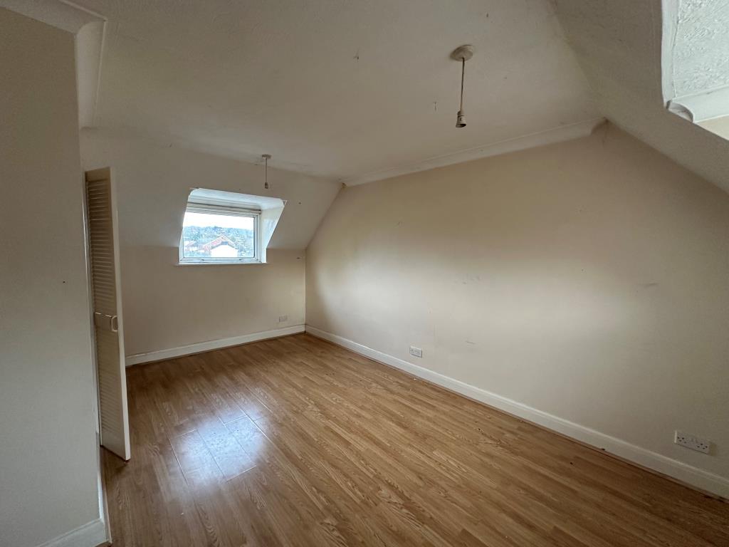 Lot: 123 - FIVE-BEDROOM DETACHED HOUSE WITH GARAGE AND GARDEN FOR IMPROVEMENT - Main bedroom with en suite WC